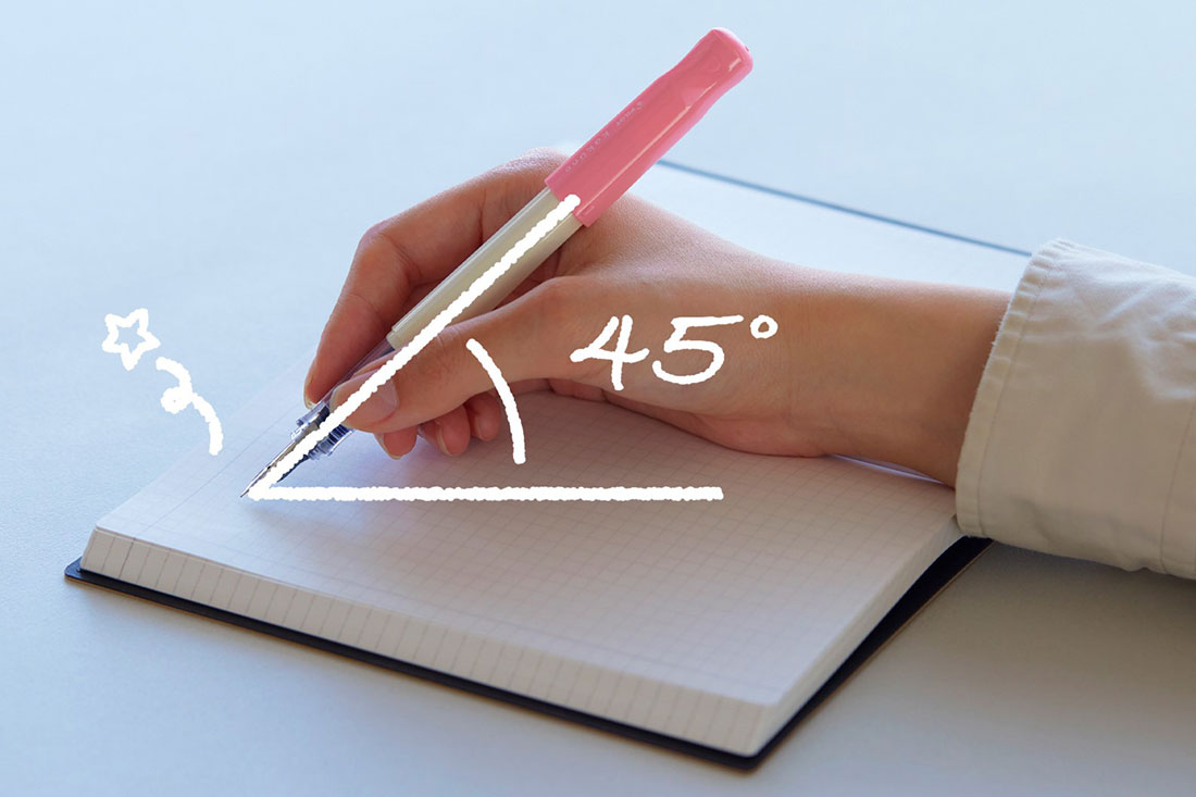 万年筆の握り方はボールペンや鉛筆と一緒です。万年筆はやや寝かせ気味に、ペン先と紙面の角度が「45～60度」を目安に持ちましょう。