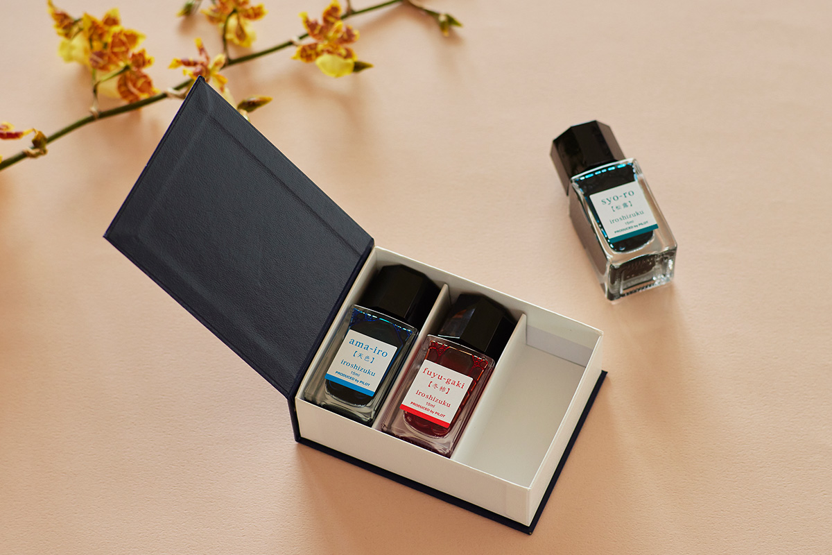 「iroshizuku＜色彩雫＞」は50mlたっぷり使える通常サイズと、15ml入ったminiサイズがあります。